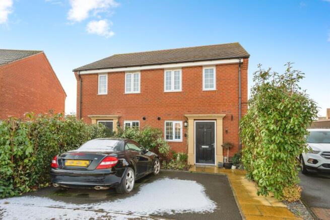 2 bed property, in Chedworth Close, £260,000