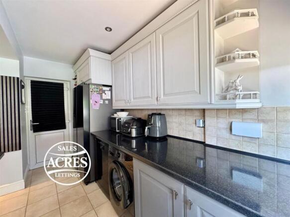 3 bed property, in Belwell Drive, £900,000