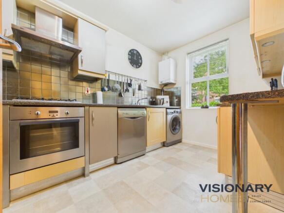 5 bed property, in Kingfisher Court, £325,000