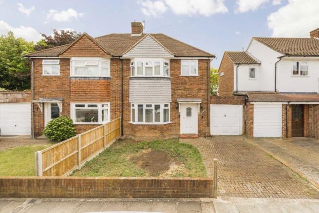 3 bed property, in Garden Close, £640,000