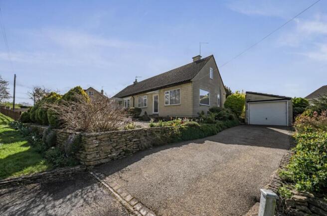2 bed property, in Top Lane, £325,000