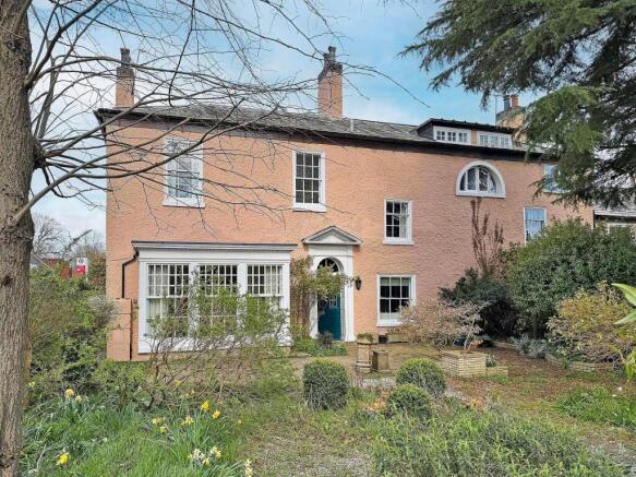 4 bed property, in High Street, £425,000