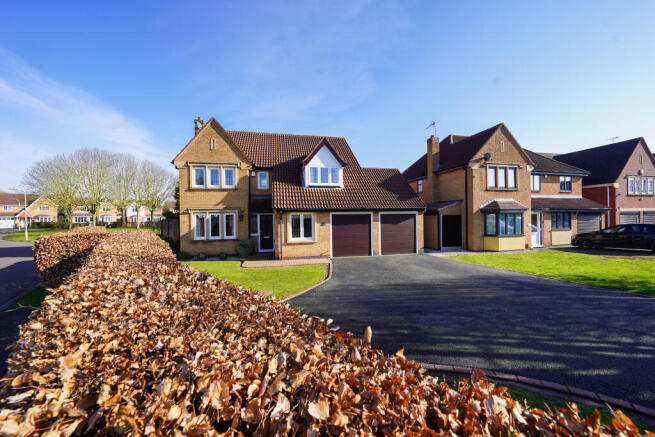 5 bed property, in Carnation Close, £550,000