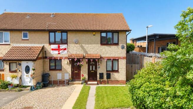 2 bed property, in Appletree Court, £215,000