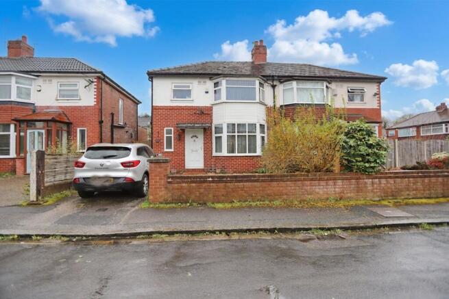 3 bed property, in Berwick Avenue, £240,000