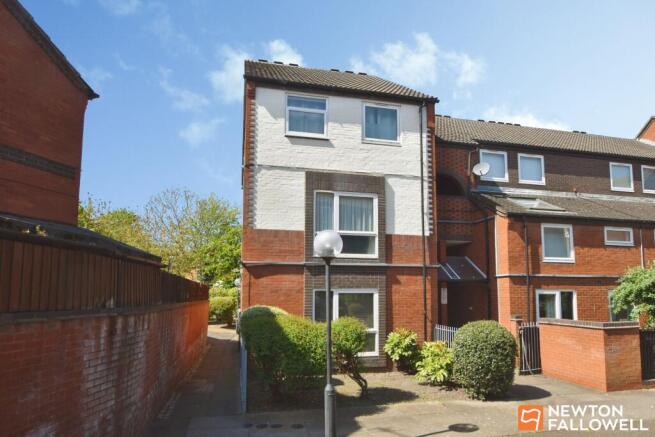 1 bed property, in William Street, £100,000