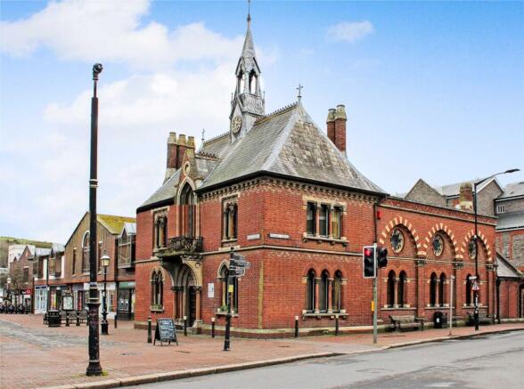 3 bed property, in High Street, £1,000,000