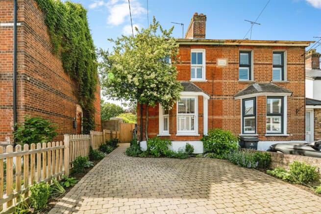 3 bed property, in Cores End Road, £625,000