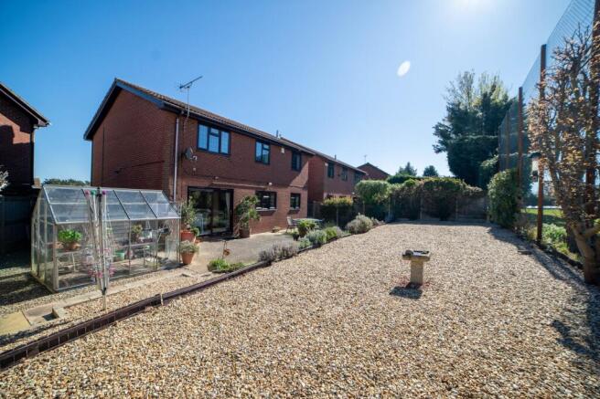 4 bed property, in Farm Lane, £600,000
