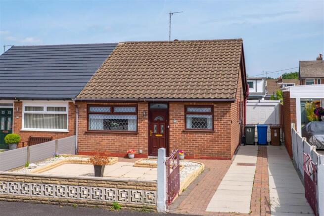 2 bed property, in Queensway, £214,995