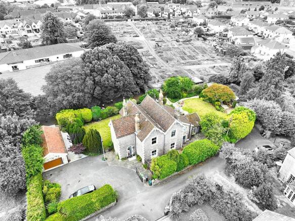 5 bed property, in Hillfield, £1,050,000