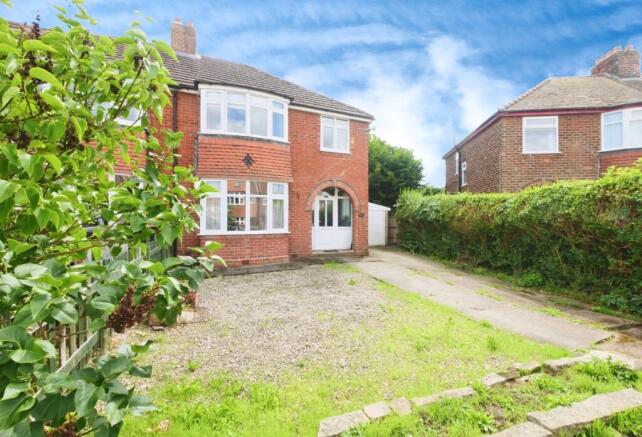 4 bed property, in Queenswood Grove, £315,000