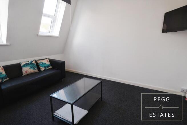 2 bed property, in Tor Hill Road, £70,000