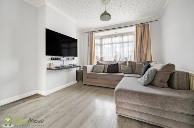 3 bed property, in Pursley Road, £590,000