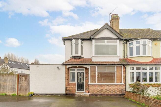 3 bed property, in Worcester Park, £800,000