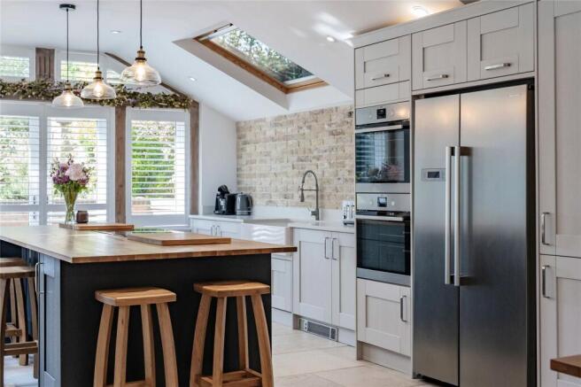 4 bed property, in Main Street, £725,000