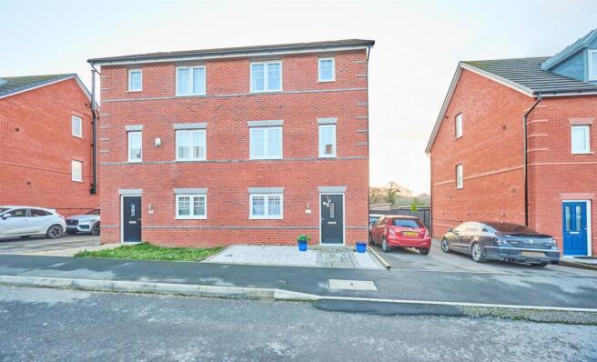 5 bed property, in Notleyfield Close, £290,000