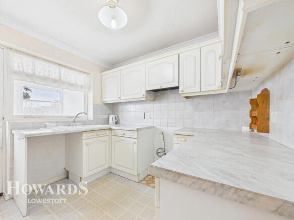 2 bed property, in Lloyds Avenue, £170,000