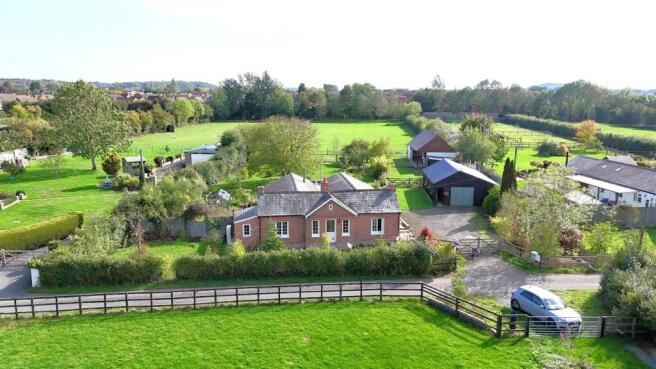 3 bed property, in Ledbury Road Crescent, £685,000