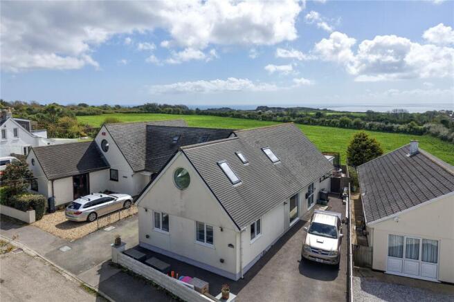 5 bed property, in Trevean Way, £525,000