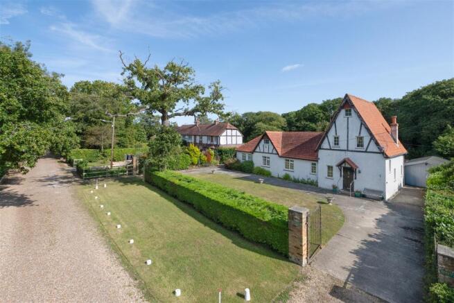 4 bed property, in Broomfield Gate, £800,000