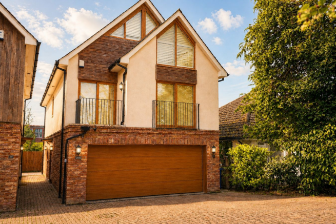 4 bed property, in Birchwood Road, £895,000