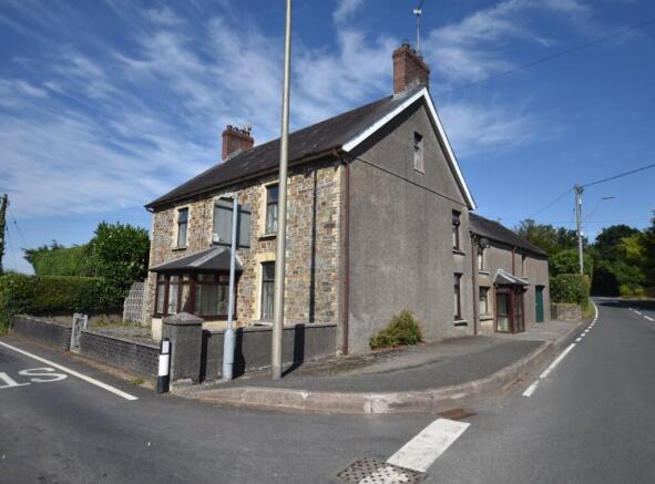 4 bed property, in LLanfihangel - ar-Arth, £295,000