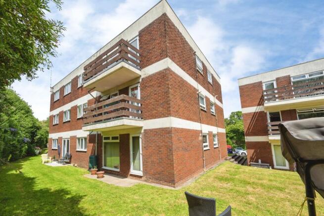 1 bed property, in Southcrest Gardens, £70,000