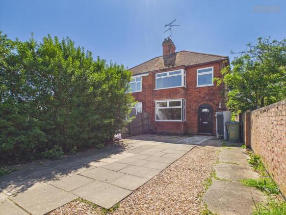 3 bed property, in Lynton Road, £270,000