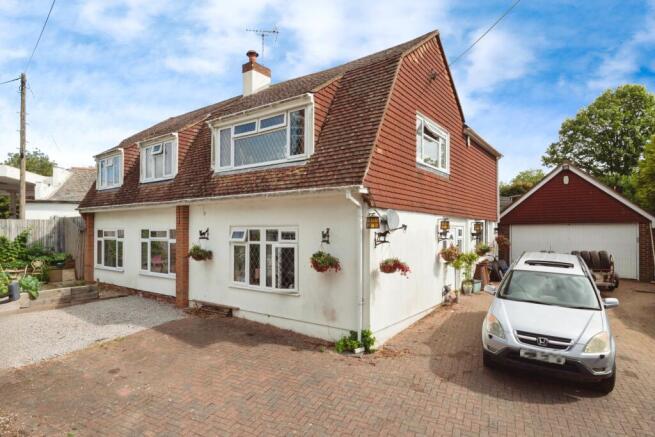 5 bed property, in Staplecross, £550,000