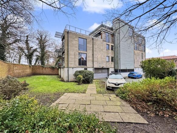 2 bed property, in Heaton Lodge, £215,000