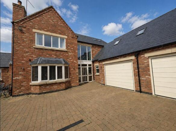 5 bed property, in West Glen House, £850,000