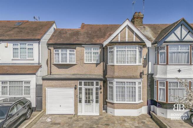 4 bed property, in Queenborough Gardens, £725,000