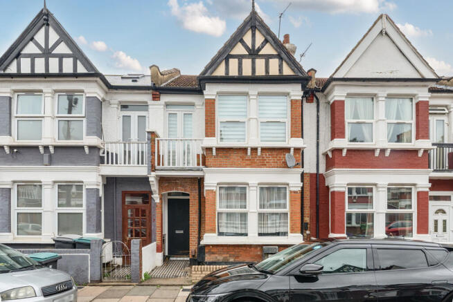 2 bed property, in St. Margarets Avenue, £375,000