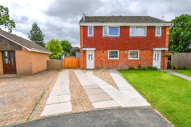 3 bed property, in Pinedale Close, £220,000