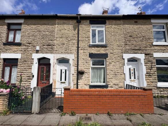 2 bed property, in Gloster Street, £100,000
