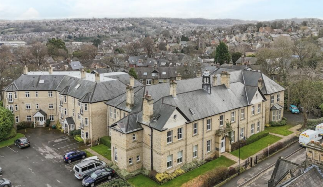 2 bed property, in Chestnut Court, £230,000
