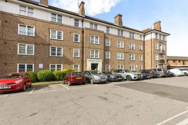 2 bed property, in Bishopric Court, £125,000