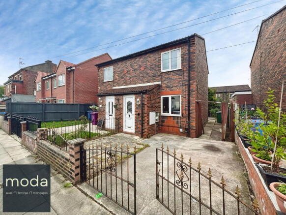 2 bed property, in Holland Street, £95,000