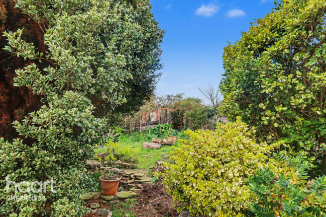 1 bed property, in Queenborough Drive, £250,000