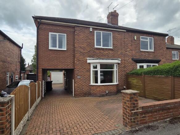 3 bed property, in Royds Avenue, £250,000