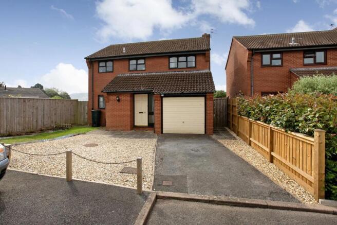 4 bed property, in St. Johns Close, £375,000