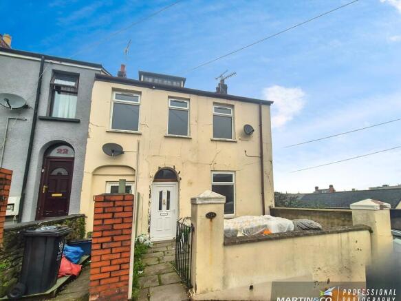 3 bed property, in Hill Street, £220,000