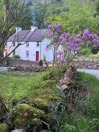 4 bed property, in Betws Garmon, £380,000