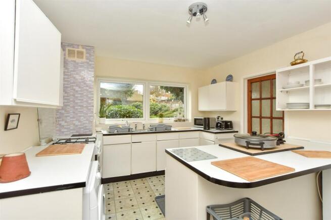 4 bed property, in Lambardes, £475,000