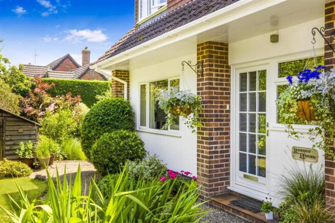4 bed property, in The Chase, £595,000