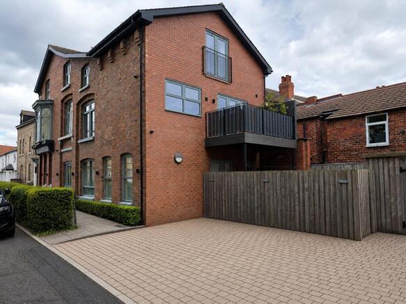 1 bed property, in High Street, £210,000