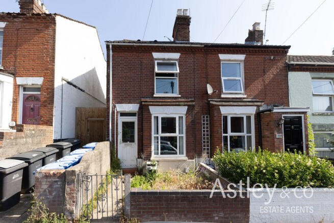 3 bed property, in Beaconsfield Road, £195,000