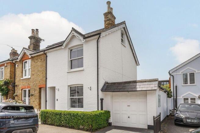 3 bed property, in New Road, £895,000