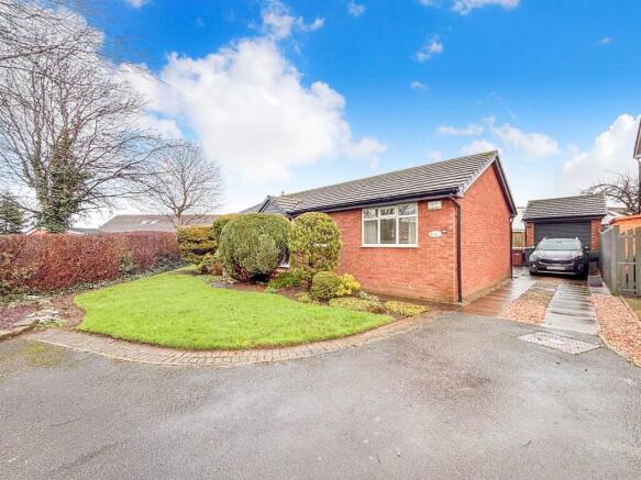 3 bed property, in Woodlands Drive, £315,000